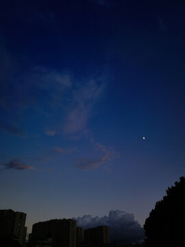 夜幕下的天空