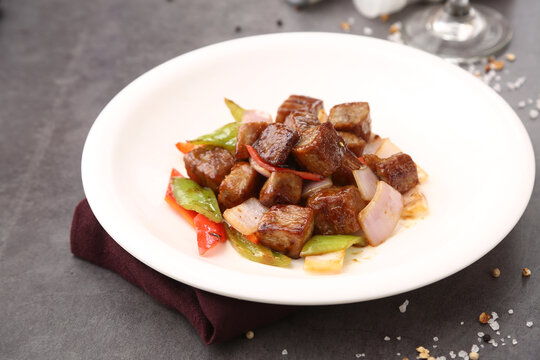 洋葱爆牛肉粒