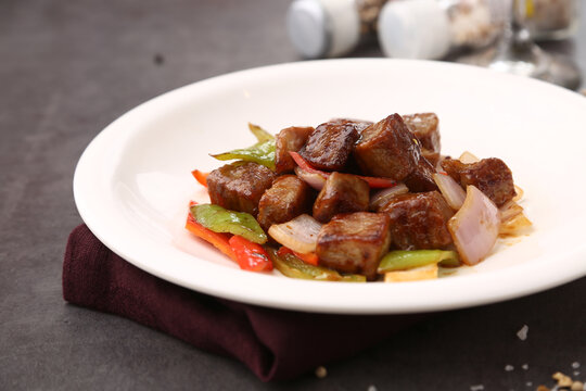 洋葱爆牛肉粒