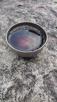 岩石上的一杯茶中天地钛杯