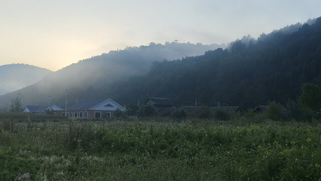 乡村与山峰竞秀