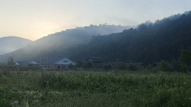 乡村与山峰竞秀