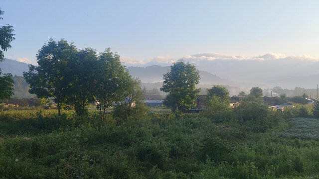 乡村与山峰竞秀