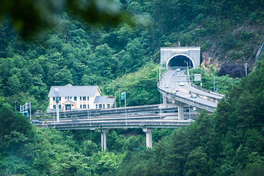 贵阳风光黔灵山公园隧道口立交桥
