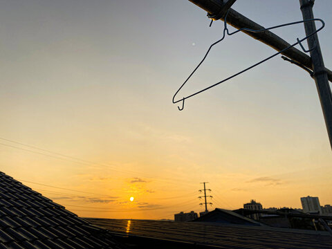 夕阳晚霞衣架屋顶落日