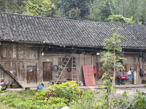 农村木板房与小青瓦屋顶