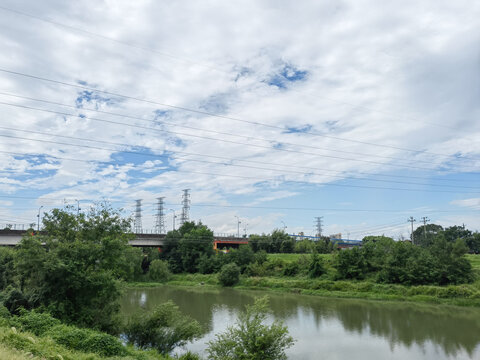 溪边高压线