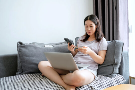 女性用信用卡享受网上购物体验