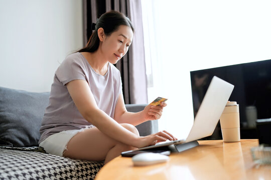 女性使用信用卡网上购物体验