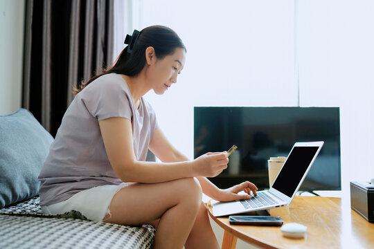 女性用笔记本电脑工作和管理财务