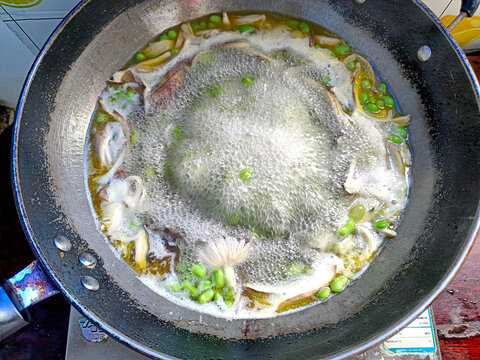 沸腾的三塔菌汤青豆米煮三塔菌