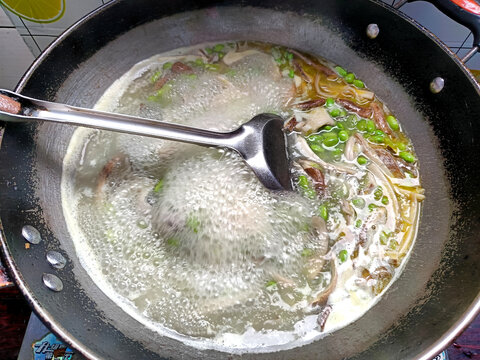沸腾的三塔菌汤青豆米煮三塔菌