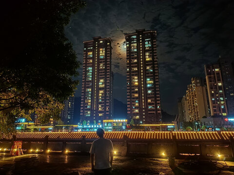 月光下的城市高楼