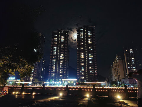 月光下的城市高楼