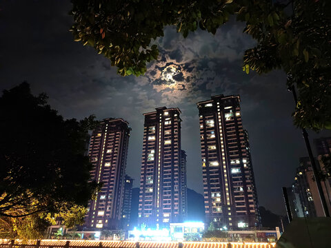 月光下的城市高楼