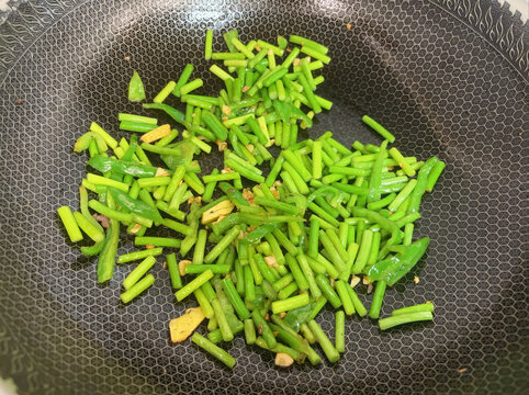 家庭版辣椒炒蒜苔拍摄