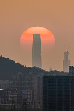 武汉地标绿地中心日落夕阳与飞机