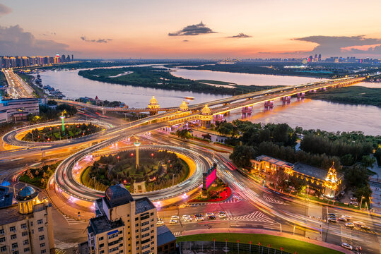 哈尔滨松花江公路大桥傍晚夜景
