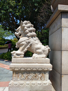 鸿恩寺图书馆旁的石狮