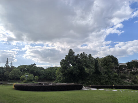 蓝天白云草地
