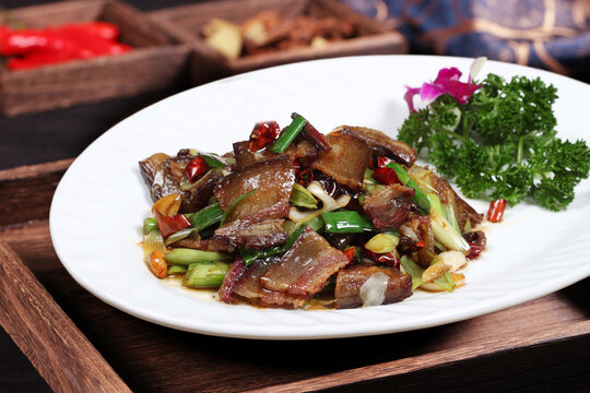 大蒜叶炒腊肉