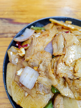 土豆回锅肉盖饭