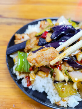 茄子鸡丁盖饭