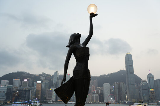 维多利亚港的电影节女神雕像