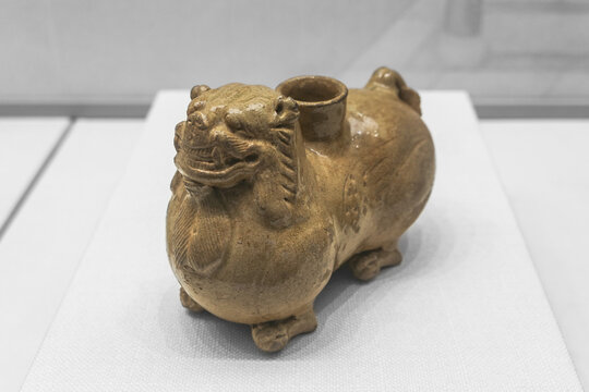 青釉辟邪烛台