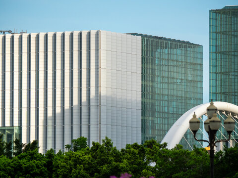 白色绿色建筑