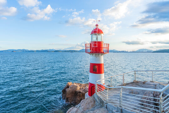 海边灯塔渔民捕鱼海洋风景海岛
