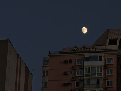 夜色中的城市建筑