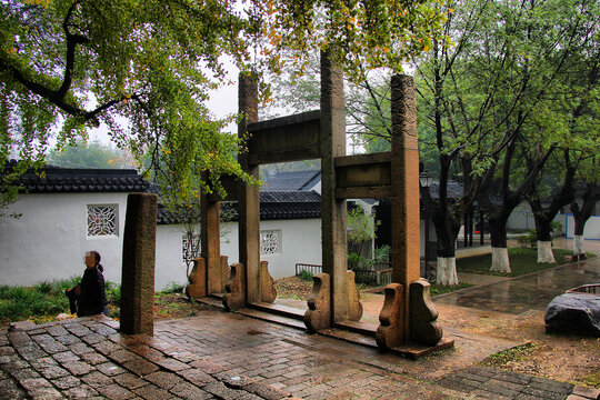亭林园玉峰石牌坊