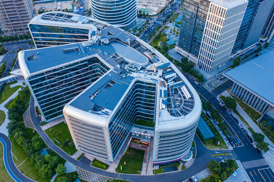航拍龙子湖智慧岛大厦爪子形状楼