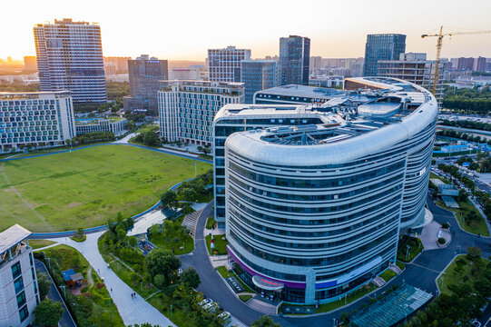 航拍龙子湖智慧岛大厦爪子形状楼