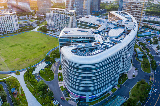 航拍龙子湖智慧岛大厦爪子形状楼