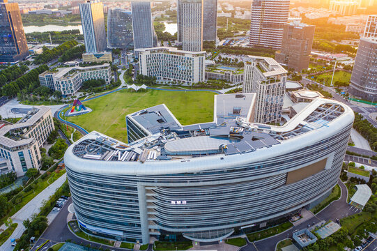 航拍龙子湖智慧岛大厦爪子形状楼