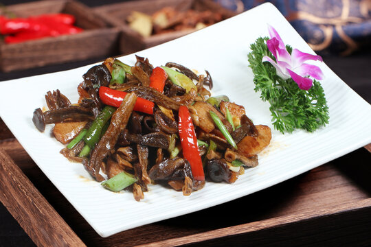 鹿茸菇炒猪颈肉