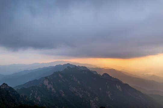 航拍大山云彩