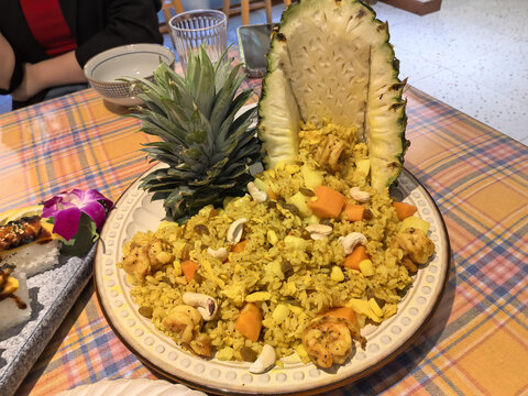菠萝海鲜炒饭