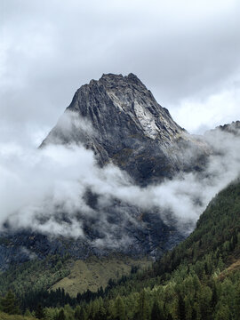 四川阿坝四姑娘山景区雪山