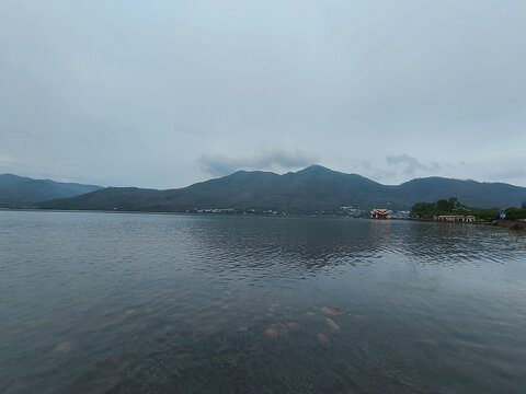 西昌邛海小雨景色