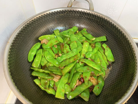 家庭版蒜蓉炒油豆角锅里拍摄