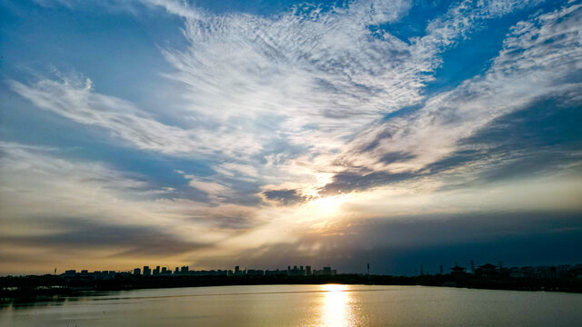 唐山湖中城市夕阳