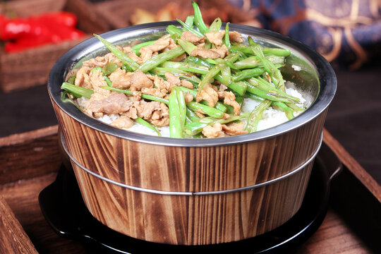 豆角炒肉木桶饭