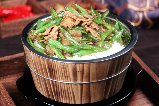 青椒炒肉木桶饭