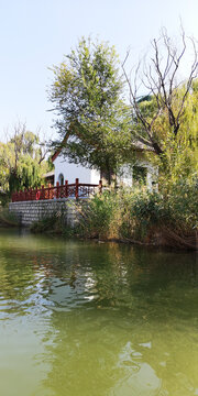 湖边古典建筑