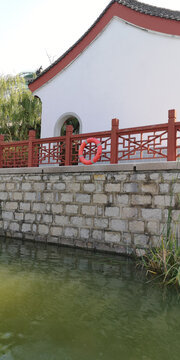 湖边古典建筑