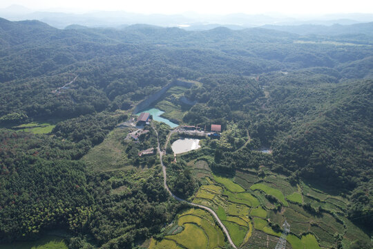 大山里的石材加工厂