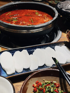 贵州美食酸汤牛肉火锅